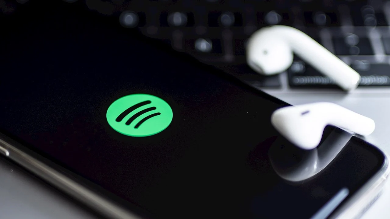 Ciberdelincuentes utilizan Spotify para distribuir malware y engañar a usuarios desprevenidos